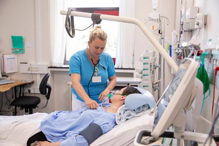 গর্ভযন্ত্রণায় তিনি কাতরাতে থাকলে হাসপাতাল কর্মীরা টের পান। অপরাধীকে গ্রেফতারের চেষ্টা করছে পুলিশ।