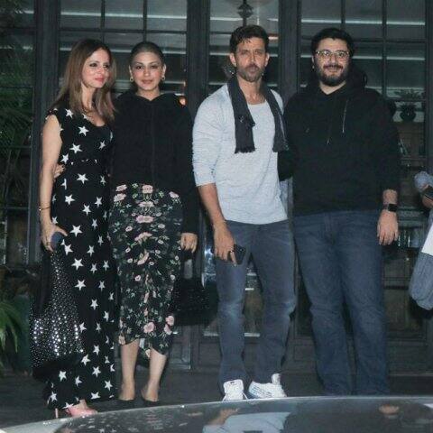 সোনালি, গোল্ডি, হৃতিক, সুজান সকলেই ক্যামেরার সামনে পোজ দিলেন সহাস্যে