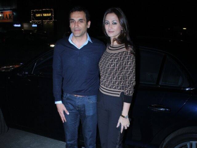 স্বদেশ' এর নায়িকা গায়ত্রী ওবেরয়ও এসেছিলেন হৃতিককে শুভেচ্ছা জানাতে। সঙ্গে তাঁর স্বামী বিকাশ ওবেরয়