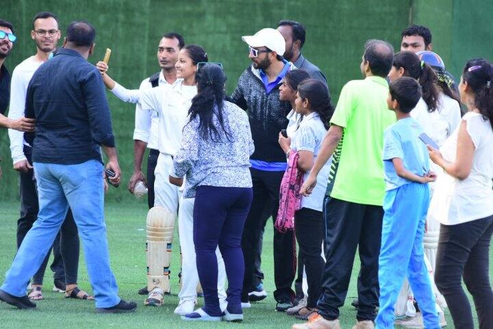 মাঠে উপস্থিত ভক্তদের আবদার রাখতে নিজস্বীও তুললেন তাঁদের সঙ্গে