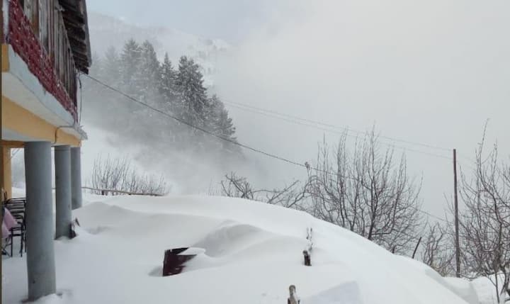 তুষারপাতের ফলে চাম্বায় প্রায় ১ ডজন রাস্তা বন্ধ। বরফ সরানোর কাজ শুরু করেছে প্রশাসন। আশা, শীঘ্রই যানবাহন চলাচলের যোগ্য করে তোলা হবে রাস্তাগুলি। কয়েকটি পর্যটনস্থলকে বিপজ্জনক বলে উল্লেখ করেছে প্রশাসন। সেখানে যাওয়ার ওপর নিষেধাজ্ঞা জারি করা হয়েছে।