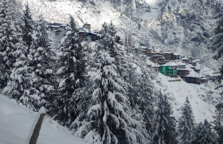 আবহাওয়া দফতরের পূর্বাভাস ছিল, পশ্চিম হিমালয় অঞ্চলে অতি মাত্রায় তুষারপাত হবে। যে কারণে, রাজধানী দিল্লি ও সংলগ্ন অঞ্চলের আবহাওয়া ঠান্ডা হবে। অবশ্যে এর জন্য দিল্লিতে দূষণও বেড়ে গিয়েছে।