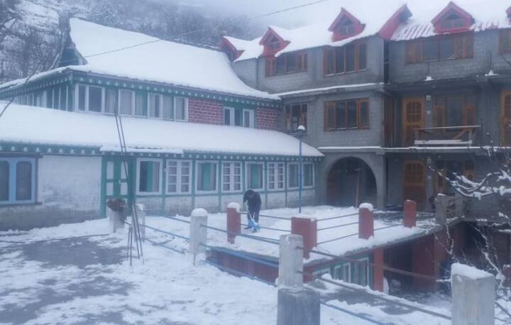 পার্বত্য রাজ্যগুলিতে শীতের সময় পর্যটকরা বরফের আশাতেই যান। তুষারপাত হলে তাঁরা আনন্দ উপভোগ করেন। ফলে, এবছর, হিমাচল প্রদেশ, জম্মু ও কাশ্মীর ও উত্তরাখণ্ডে পর্যটকদের আনাগোনা প্রচুর বৃদ্ধি পেয়েছে।