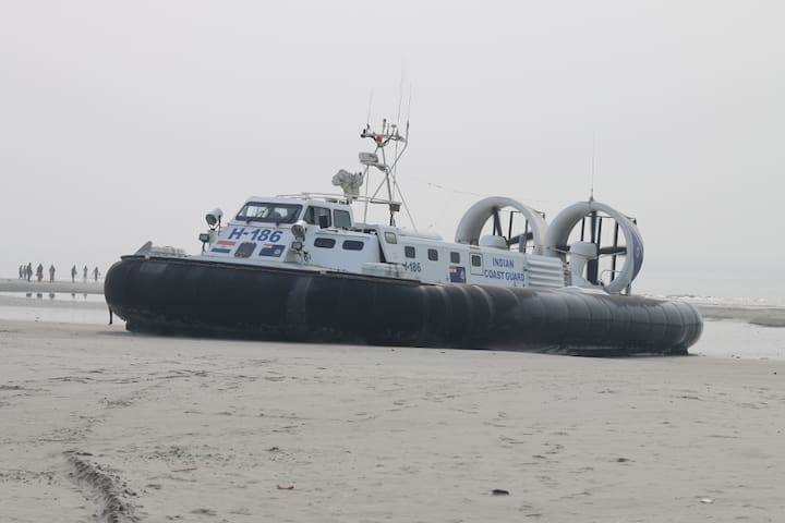 এর পাশাপাশি ব্যবহার করা হচ্ছে হোভারক্র্যাফট। জলের পাশাপাশি, আকাশ থেকেও নজরদারি চালাচ্ছে বাহিনী। এর জন্য গোটা এলাকা জুড়ে চক্কর কাটছে উপকূলরক্ষী বাহিনীর হেলিকপ্টার ও ডর্নিয়ার বিমান।