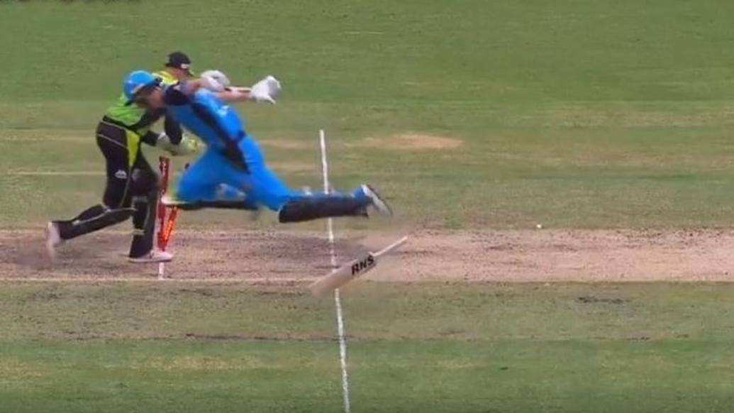 COMICAL VIDEO: Billy Stanlake gets dismissed in the most bizarre fashion in Big Bash League দেখুন, বিগ ব্যাশ লিগে হাস্যকর রান আউট বিলি স্ট্যানলেক