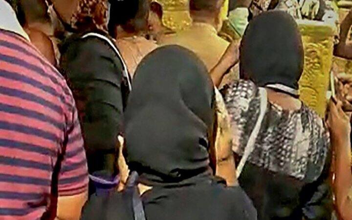 Woman who entered Sabarimala temple beaten up by mother-in-law প্রথা ভেঙে শবরীমালায় ঢোকায় শাশুড়ির 'মারে' জখম, হাসপাতালে ভর্তি কেরলের সেই মহিলা