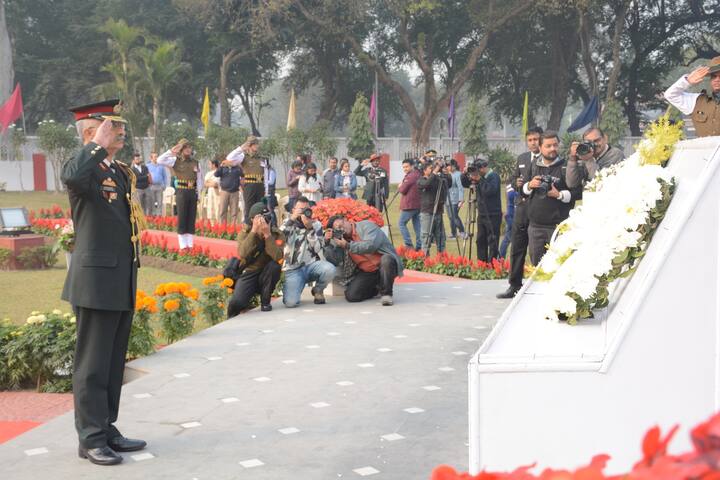 এই উপলক্ষ্যে বিজয় স্মারকে পুষ্পার্ঘ্য দিয়ে দেশসেবায় প্রাণের বলিদান দেওয়া শহিদ বীর জওয়ানদের উদ্দেশ্যে শ্রদ্ধা জানান সেনার আঞ্চলিক প্রধান লেফটেন্যান্ট জেনারেল এম এম নারাভানে।