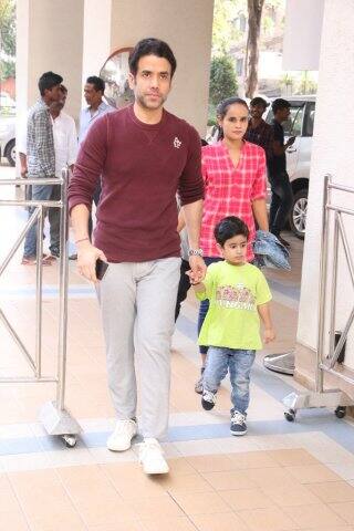 তুষার কপূর এলেন ছেলে লক্ষকে নিয়ে। ছবি-মানব মঙ্গলানি