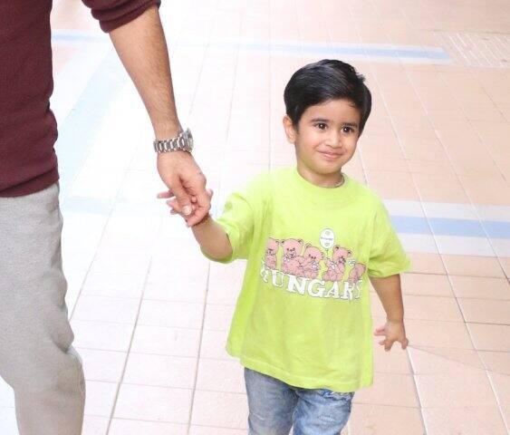 দেখুন, ছোট্ট লক্ষ আলোকচিত্রিদের জন্য কেমন পোজ দিচ্ছে। ছবি-মানব মঙ্গলানি