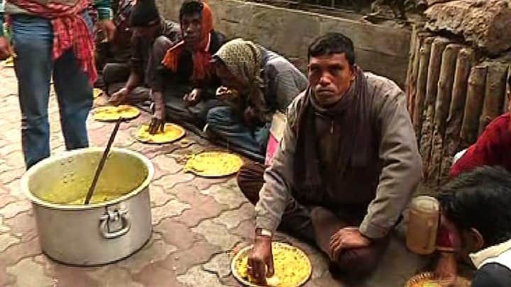 সমাবেশে যোগ দেওয়ার আগে ফুটপাতেেই খাওয়া-দাওয়া