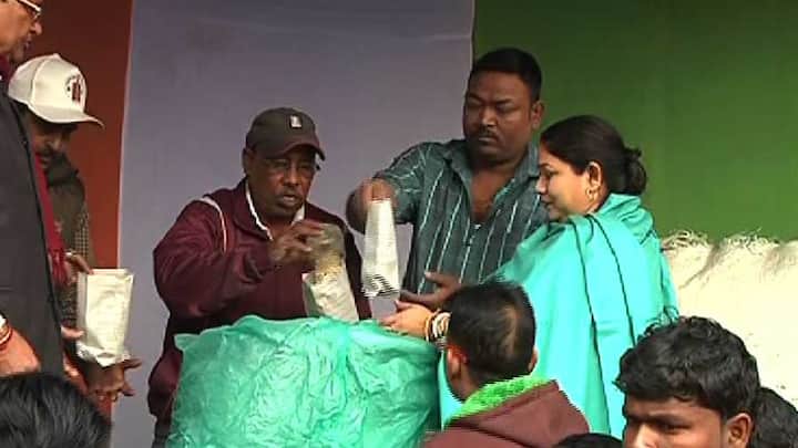 সমাবেশে যোগ দিতে যাওয়ার পথে জলযোগ