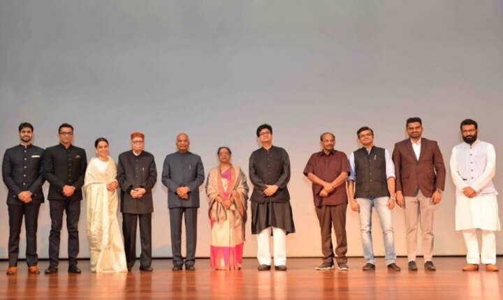 ছবির বিশেষ প্রদর্শণে হাজির ছিলেন রাষ্ট্রপতি রামনাথ কোবিন্দ, কঙ্গনা রানাওয়াত, লালকৃষ্ণ আডবানী, লেখক প্রসূন যোশী সহ বহু বিশিষ্ট ব্যক্তি।