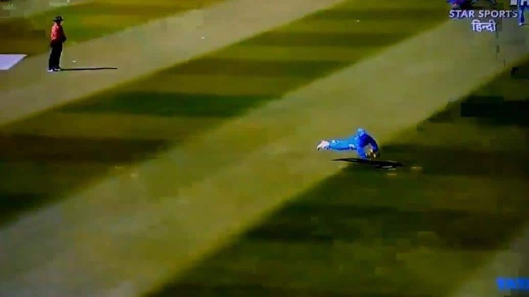 Kuldeep yadav takes fine catch video went viral শূন্যে ঝাঁপিয়ে নিকোলসের দুরন্ত ক্যাচ কুলদীপের, ভিডিও ভাইরাল