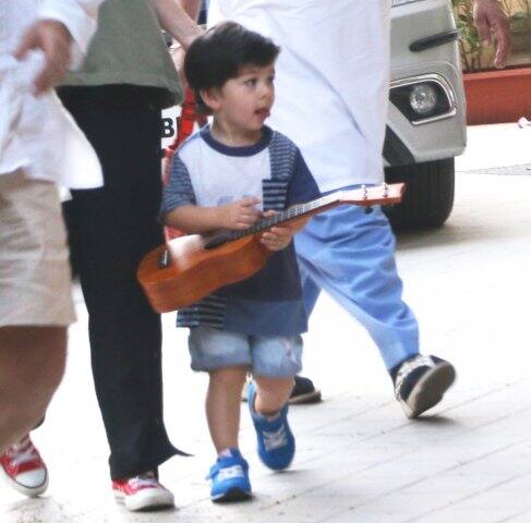 সেফের গিটার প্রীতি তো সবাই জানা। এবার কি সেই রাস্তাতেই হাঁটছে সেফ-পুত্র ?