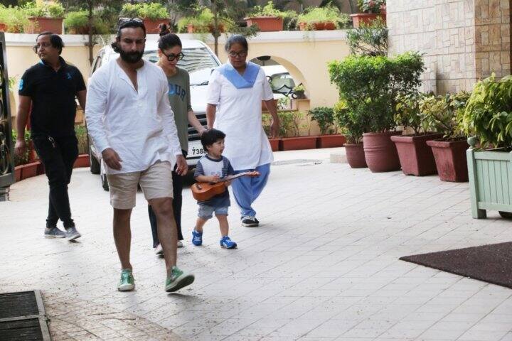 গিটারে স্ট্রোক দিচ্ছে তৈমুর