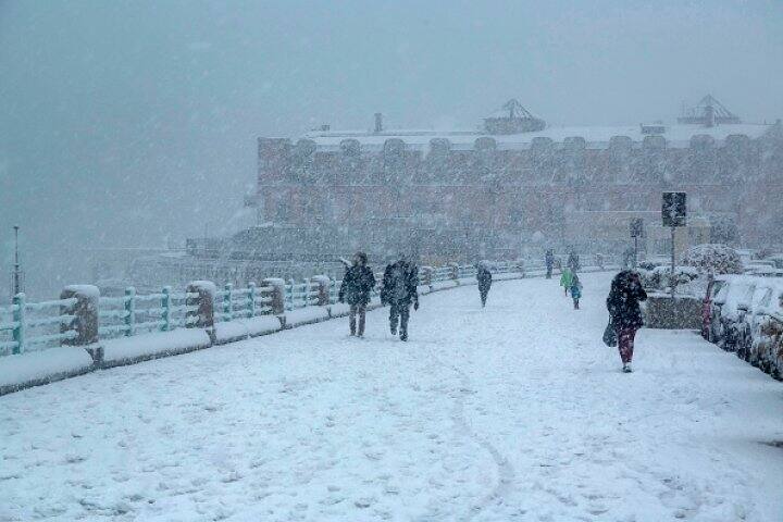 ইতালির বিভিন্ন রাস্তায় পুরু বরফ জমে গিয়েছে