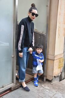 মাসি করিশ্মার সঙ্গে বেড়াতে বোরোল তৈমুর, হাতে কাগজ-পেন্সিল