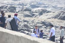 ছবিতে দেখুন: বাবার সঙ্গে স্যাক্রেড গেমস টু এর শুটিং-এ ছোট্ট তৈমুর