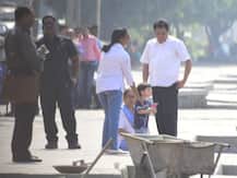 ছবিতে দেখুন: বাবার সঙ্গে স্যাক্রেড গেমস টু এর শুটিং-এ ছোট্ট তৈমুর