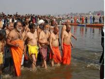 আদিত্যনাথের কুম্ভস্নানকে কটাক্ষ শশী তারুরের, পাল্টা স্মৃতি ইরানী সহ বিজেপি নেতারা