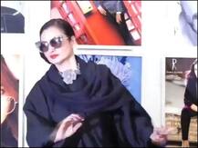 ছবি তোলার সময় পিছনের দেওয়ালে অমিতাভের ছবি দেখে চমকে দ্রুত সরে গেলেন রেখা, ভিডিও ভাইরাল