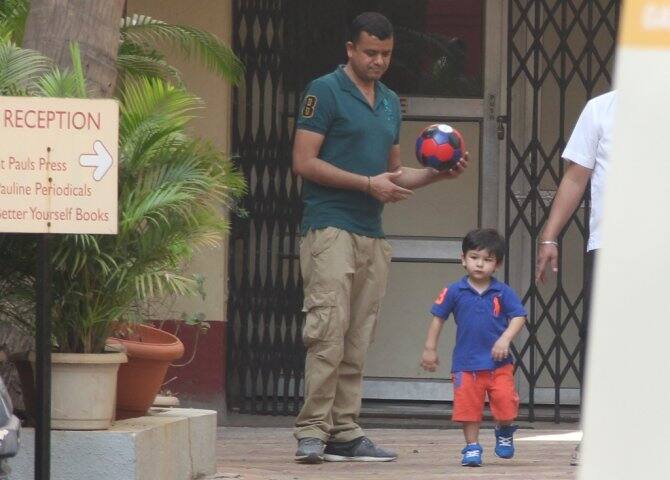 দেখুন, ফুটবল দেখে কী খুশি নবাব-পুত্তুর। সব ছবি: মানব মঙ্গলানি