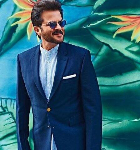 ক্যালসিফিকেশনের সব থেকে ভাল চিকিৎসা হল ফিজিওথেরাপি। এতে শুধু যে ব্যথা কমে তা নয়, শরীরের যে অংশে ক্যালসিয়াম জমেছে সেখানে রক্ত চলাচল ঠিক থাকে। কেবল ১০ শতাংশ ক্ষেত্রেই প্রয়োজন হয় অস্ত্রোপচারের। 