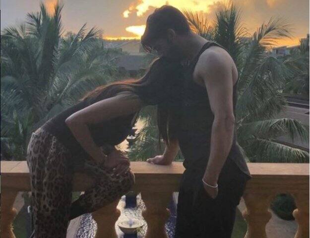 আর একটি পোস্টে তিনি লেখেন, বিয়ে ধারণাটাই ভুলভাল। আমি তোমাকে ভালবাসি তাই এই সম্পর্কে সরকারকে যুক্ত করতে চাই যাতে তুমি আমাকে ছেড়ে যেতে না পার। 