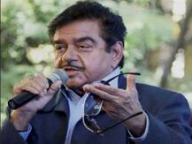 ‘স্যারজি, ভোটের আগে পশ্চিমবঙ্গে আগুন নিয়ে খেলছেন কেন?’ মমতার পাশে দাঁড়িয়ে মোদিকে কটাক্ষ শত্রুঘ্নর