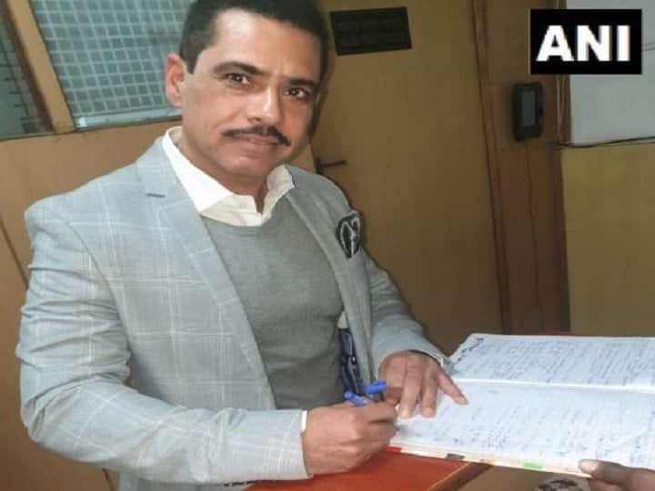 Robert Vadra, along with his wife Priyanka, appears before ED in money laundering case probe বেআইনি বিদেশি সম্পত্তি সংক্রান্ত আর্থিক লেনদেন মামলায় জেরার জন্য ইডি-তে হাজির রবার্ট, পৌঁছে দিয়ে গেলেন প্রিয়ঙ্কা, বললেন, পাশে আছি