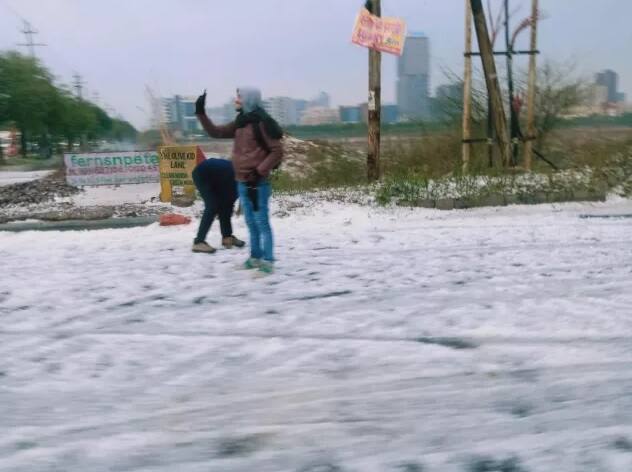 নয়ডার সেক্টর ৮২-তে ভাঙ্গেল অঞ্চলে শিলাবৃষ্টির মাত্রা এত বেশি ছিল যে রাস্তাঘাট সাদা আস্তরণে ঢাকা পড়ে যায়। দূর থেকে দেখে মনে হচ্ছিল বরফ পড়েছে। ছবি সৌজন্যে আশিস সিনহা