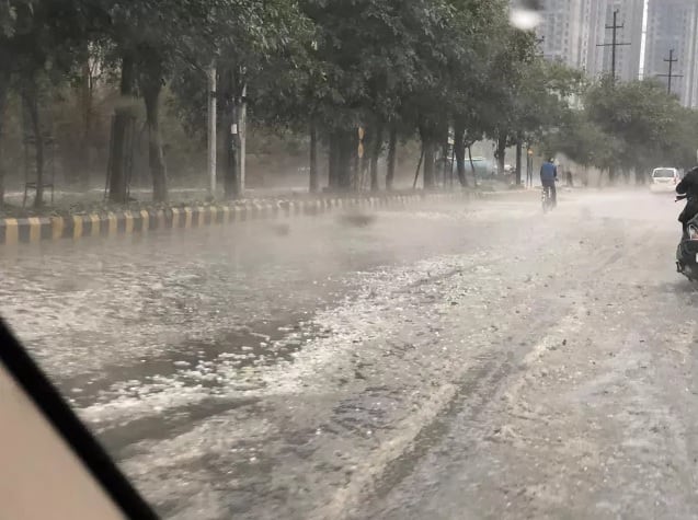 শিলাবৃষ্টির জেরে দিল্লি-এনসিআর অঞ্চলের তাপমাত্রা কমবে বলেই আবহাওয়ার পূর্বাভাস। ছবি সৌজন্যে আশিস সিনহা