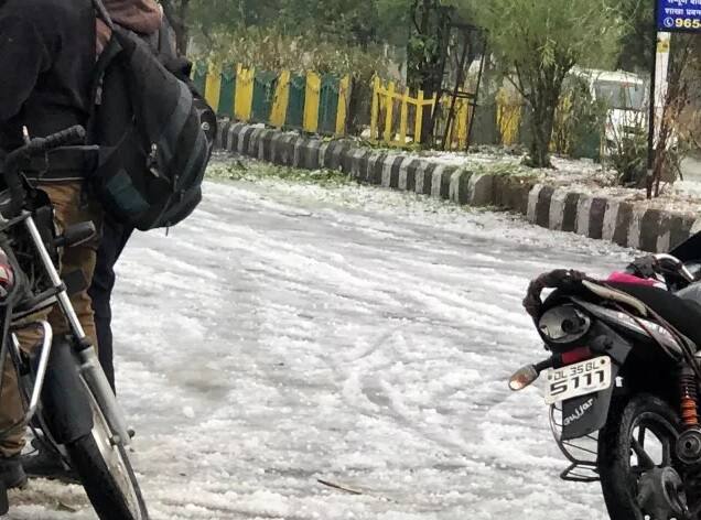 ট্যুইটারে #hailstorm শুরু হয়ে গিয়েছে। ছবি সৌজন্যে আশিস সিনহা 