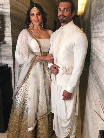 করণ গ্রোভার ও বিপাশা বসু- অ্যালোন সিনেমার সময় তাঁরা একে অপরের কাছাকাছি এসেছিলেন। করণ জানিয়েছিলেন যে, দিনটা ছিল ৩১ ডিসেম্বর। রাতে পুরো আকাশ আতসবাজির আলোয় ভরেছিল। করণ আংটি সঙ্গে করে নিয়ে গিয়েছিলেন। কেউ একজন করণকে বলেছিলেন, এটাই সঠিক সময়। বিপাশা যখন তাঁর মোবাইলে আকাশের সৌন্দর্যের ভিডিও করছিলেন, তখন সুযোগ বুঝে তাঁর হাতে আংটি পরিয়ে দেন করণ। তাঁর বিপাশার প্রতিক্রিয়া! করণ জানিয়েছেন, তখন মনে হচ্ছিল সিনেমায় কাউকে মেরে ফেলার সময় যেমন প্রতিক্রিয়া হয়, ঠিক তেমনটাই হয়েছিল। প্রায় ১০ মিনিট হাঁটু মুড়ে বসেছিলেন করণ। বিপাশা জিজ্ঞাসা করেন, তোমার হয়েছে কী?তুমি আমাকে বিয়ে করবে? আমি তোমাকে বিয়ে করছি না। পরে শেষপর্যন্ত করণের প্রস্তাবে রাজি হন বিপাশা। 