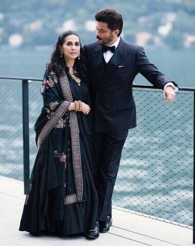 অনিল কপূর ও সুনীতা বম্বানি- সিনে দুনিয়ায় অনিল যখন কেরিয়ারের জন্য লড়াই করছিলেন, তখন একদিনের সুনীতাকে দেখেন তিনি। এক দেখাতেই মুগ্ধ হয়ে যান অনিল। বন্ধুদের সাহায্যে সুনীতার ফোন নম্বর যোগাড় করেন। ১৯৮৪-তে মশাল সিনেমার সাফল্যের পর অনিল সুনীতাকে বিয়ের প্রস্তাব দেন। আর তখন তাঁর মনে হচ্ছিল, বড় তাড়াহুড়ো করে প্রপোজ করে ফেলেছেন তিনি। কিন্তু ওইদিনই ফোনে তাঁর প্রস্তাবে রাজি হন সুনীতা। ১৯৮৪-র ১৯ মে অনিল ও সুনীতার বিয়ে হয়। তাঁদের তিন সন্তান-সোনম, হর্ষবর্ধন ও রেহা। 