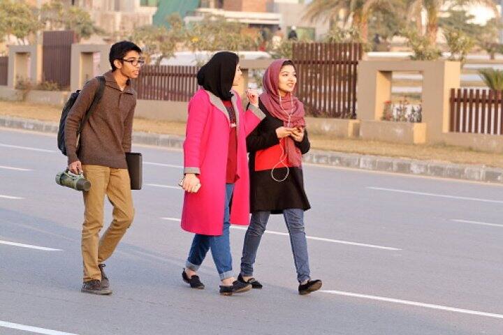 প্রেমিকা আচমকা জোর জবরদস্তিতে বোন হয়ে গেলে কারই বা ভাল লাগে! তাই ভ্যালেন্টাইনস ডে আচমকা এভাবে সিস্টার্স ডে হয়ে যাওয়ায় ছাত্রছাত্রীরা খুশি নন মোটেই। যদিও বিশ্ববিদ্যালয় কর্তৃপক্ষ অনড়।