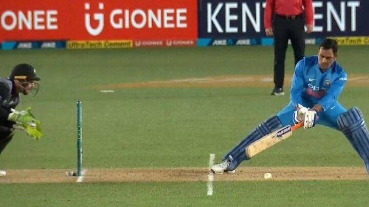 WATCH: Dhoni's 'moment of brilliance' against New Zealand দেখুন: নিউজিল্যান্ডের বিরুদ্ধে বোলারের চাল ভেস্তে অভিনব শট ধোনির
