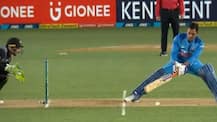 দেখুন: নিউজিল্যান্ডের বিরুদ্ধে বোলারের চাল ভেস্তে অভিনব শট ধোনির