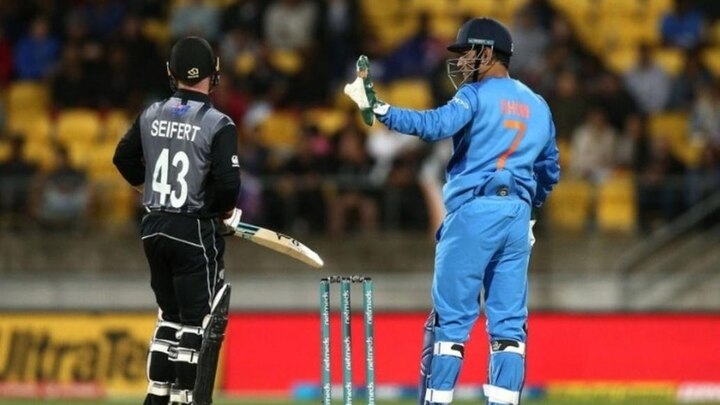 WATCH: MS Dhoni takes over captaincy for a while during 2nd T20I দেখুন:দ্বিতীয় টি ২০ ম্যাচে কিছুক্ষণের জন্য অধিনায়কত্বের ভূমিকায় দেখা গেল ধোনিকে