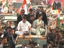 আশু লক্ষ্য অবশ্যই লোকসভা ভোট, কিন্তু উত্তরপ্রদেশে কংগ্রেসের সরকার প্রতিষ্ঠাও দায়িত্ব প্রিয়ঙ্কা, জ্যোতিরাদিত্যের, বললেন রাহুল, লখনউয়ে প্রিয়ঙ্কার রোড শো-এ উন্মাদনার ঝড়, গোলাপ, মালা ছুঁড়ে স্বাগত কংগ্রেস কর্মীদের, ‘মা দূর্গার রূপ’, পোস্টার