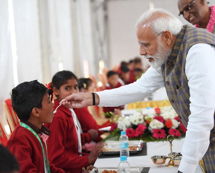 একটি শিশুকে খাবার খাইয়েও দেন প্রধানমন্ত্রী। ছবি সৌজন্যে ট্যুইটার