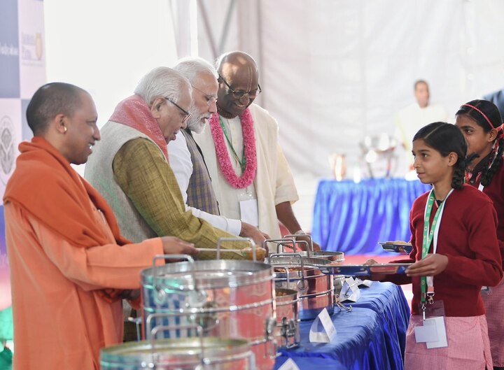 আজ বৃন্দাবনে একটি অনুষ্ঠানে স্কুলপড়ুয়াদের খাবার পরিবেশন করলেন প্রধানমন্ত্রী নরেন্দ্র মোদি। ছবি সৌজন্যে ট্যুইটার
