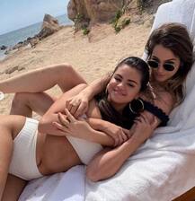 সমুদ্রসৈকতে সেলেনা গোমেজের ব্যাচেলার পার্টি, রইল তারই কিছু ছবি