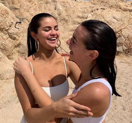 সেলেনা লিখেছেন এই পার্টি বিশেষ করে তার বান্ধবী মিসেস লোপেজের জন্য।