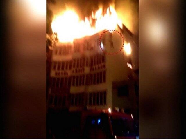 দিল্লির করোলবাগে হোটেল অর্পিত প্যালেসে বিধ্বংসী আগুন। এখনও অবধি ১৭ জনের মৃত্যু হয়েছে। একজন শিশু সহ ২ জন ৪ তলা থেকে নিজেদের বাঁচাতে ঝাঁপ দেয়। সূত্রের খবর।