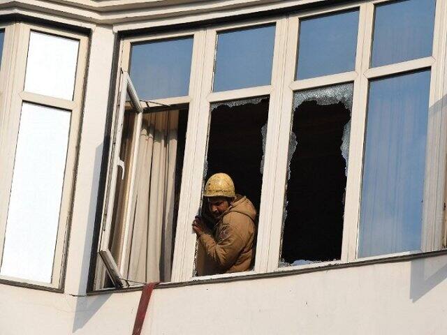 দমকলের দাবি, আপত্কালীন সিঁড়ি ব্যবহার করতে পারেননি আবাসিকরা। কারণ সিঁড়ি ছিল অতিরিক্ত সরু। আর গোটা হোটেলেই কাঠের প্যানেলিং থাকায় আগুন অতি দ্রুত ছড়িয়ে পড়ে। ছবি–(এএফপি)