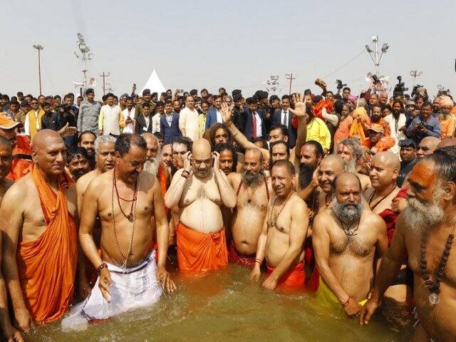 এর আগেও কুম্ভ মেলায় স্নাম করেছেন অমিত শাহ। (ছবি- টুইটার)