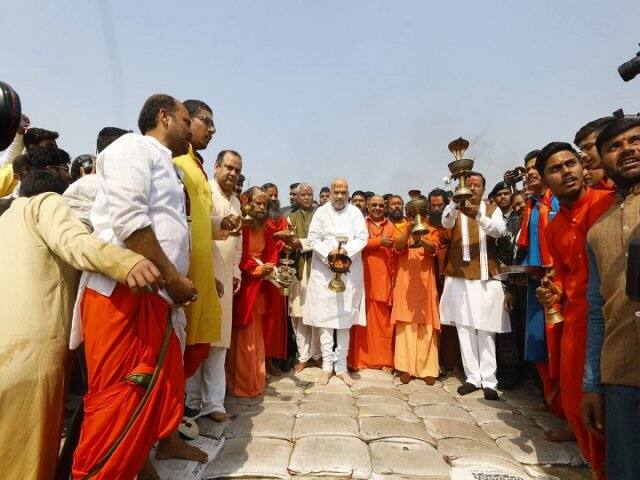 রাজনৈতিক নেতা সহ বহু মানুষের সমাগম হয়েছে কুম্ভ মেলায়। (ছবি- টুইটার)