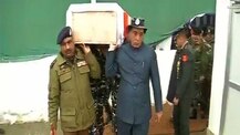 পুলওয়ামা জঙ্গি হামলা: নিজের কাঁধে কফিন বয়ে নিহত জওয়ানদের শেষশ্রদ্ধা রাজনাথের