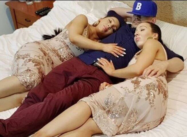 অথচ বোনেদের ইচ্ছে, তাঁরা একই সঙ্গে অন্তঃসত্ত্বা হবেন ও সন্তানের জন্ম দেবেন। যদি একজনকে দুজনেই বিয়ে করতে না পারেন তবে আইভিএফ, সারোগেসি অথবা দত্তক নেওয়ার পথে হাঁটতে পারেন তাঁরা। 